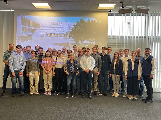 Gruppenfoto aller Anwesenden